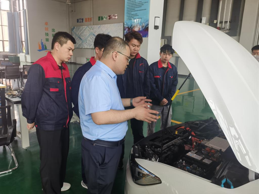 賦能未來，筑夢新能源——學院隆重舉行產業教授聘任儀式暨技術開發論壇